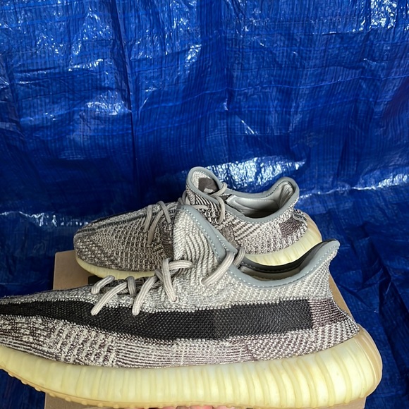 Yeezys 350 v2 Zyon - Picture 5 of 8